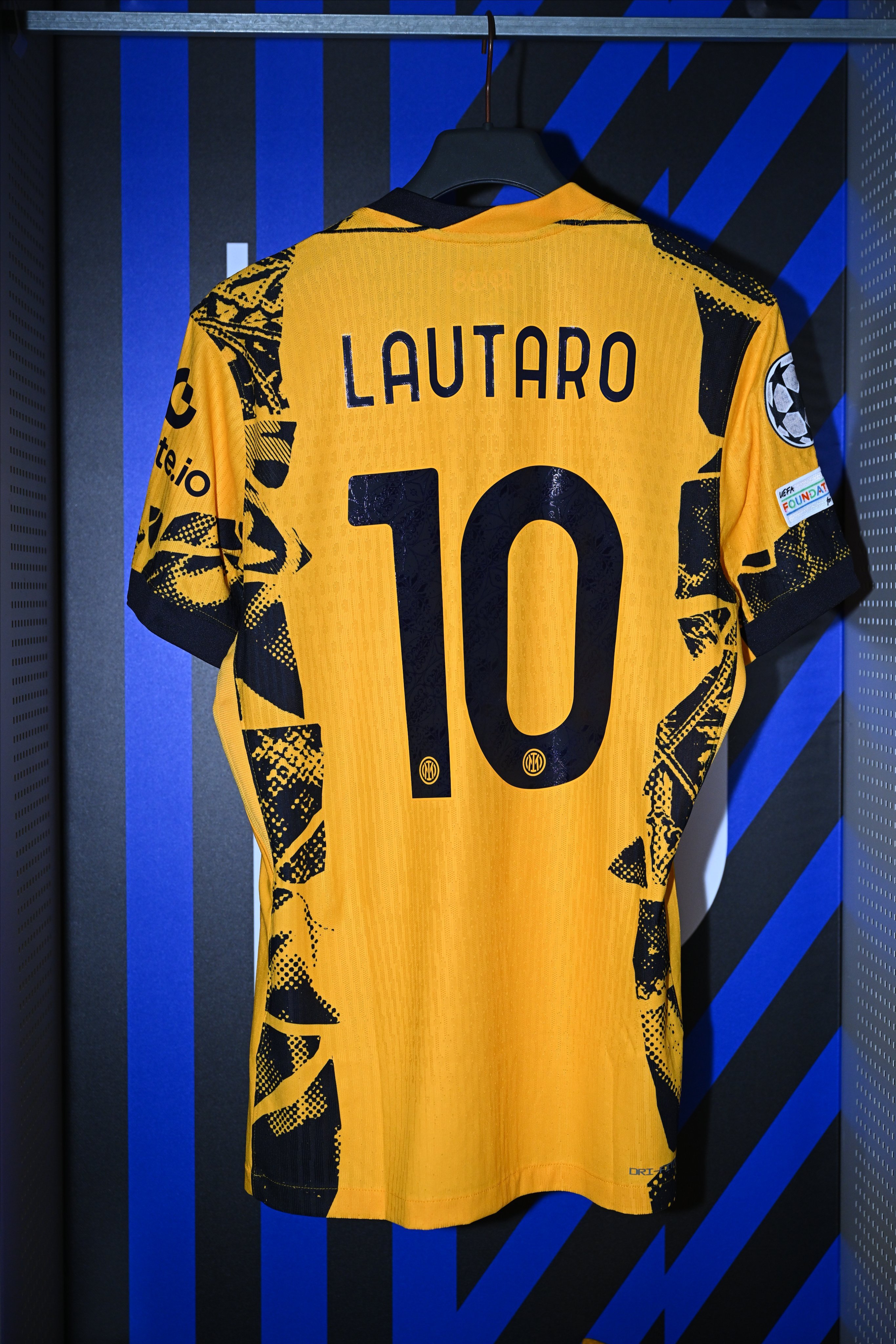 巴黎圣日耳曼迎荷甲关键赛；关键时刻强势反弹；底气十足；更衣室氛围转暖的简单介绍