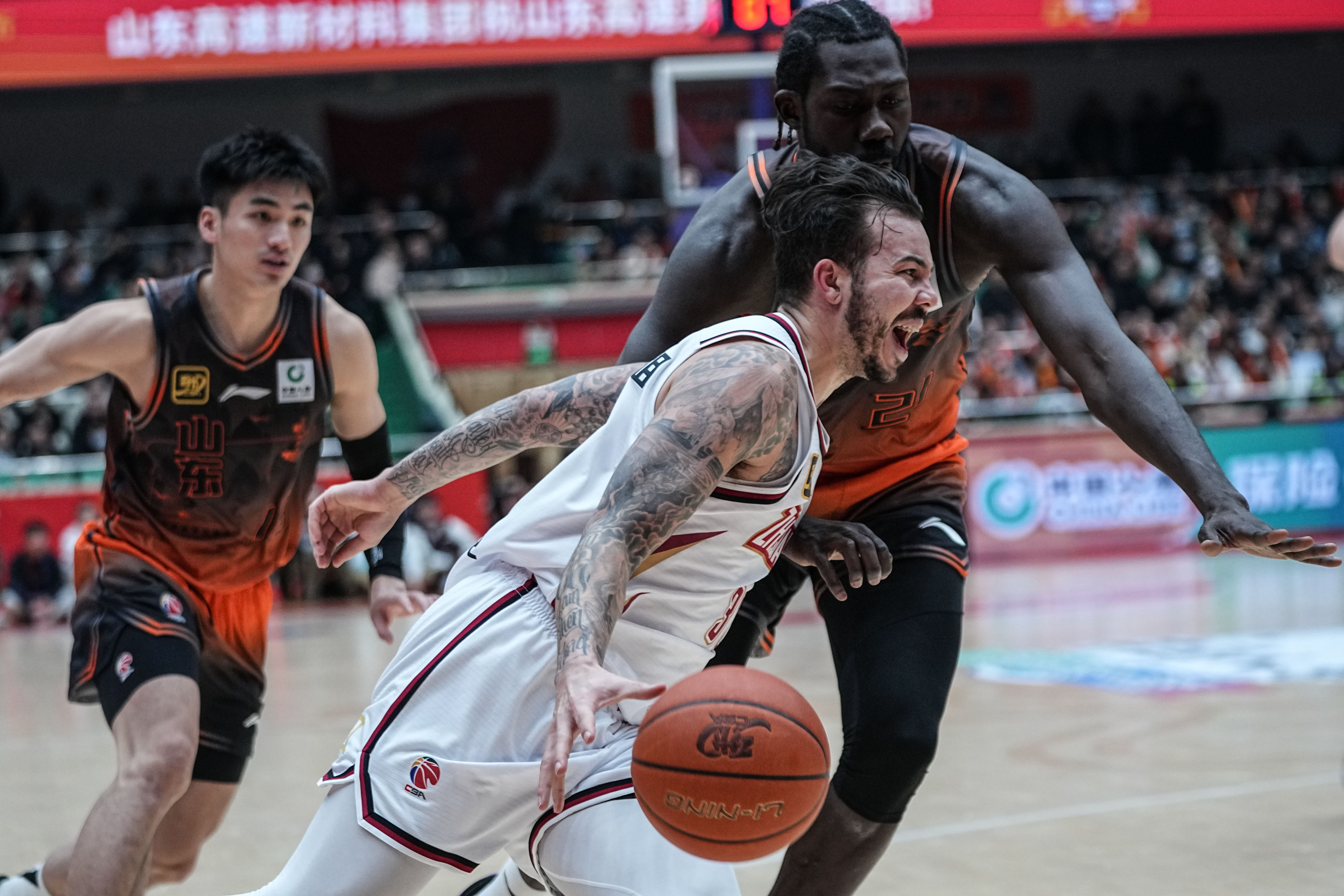 AYX爱游戏中国包含赛后NBA常规赛焦点战，上海海港外线爆发，球迷炸锅，更衣室氛围转暖的词条